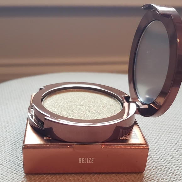 New Younique Powder Highlighter Beach front Kissed Belize NWT NIB - Picture 1 of 3